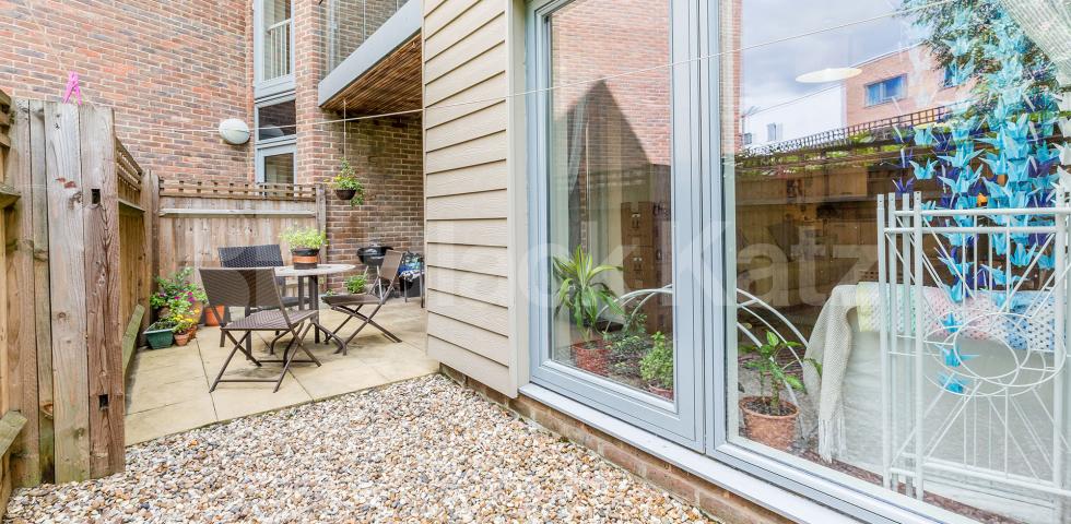 Beautiful and spacious one bedroom property with outdoor patio  Park Road, Crouch End