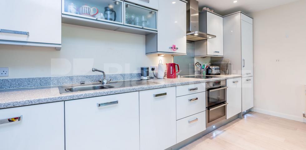 Beautiful and spacious one bedroom property with outdoor patio  Park Road, Crouch End