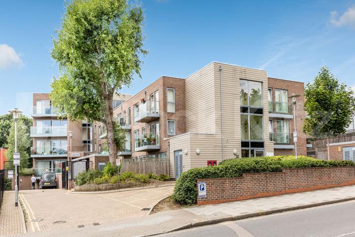 Modern and spacious 1 bedroom with access to private garden and parking space  Park Road, Crouch End