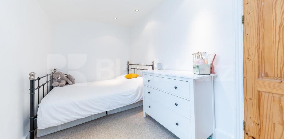 			New Instruction! Private huge roof terrace!, 2 Bedroom, 1 bath, 1 reception Flat			 Milton Road, Highgate, N6, Highgate / Crouch End / Archway