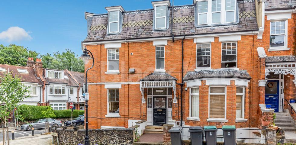 			New Instruction! Private huge roof terrace!, 2 Bedroom, 1 bath, 1 reception Flat			 Milton Road, Highgate, N6, Highgate / Crouch End / Archway