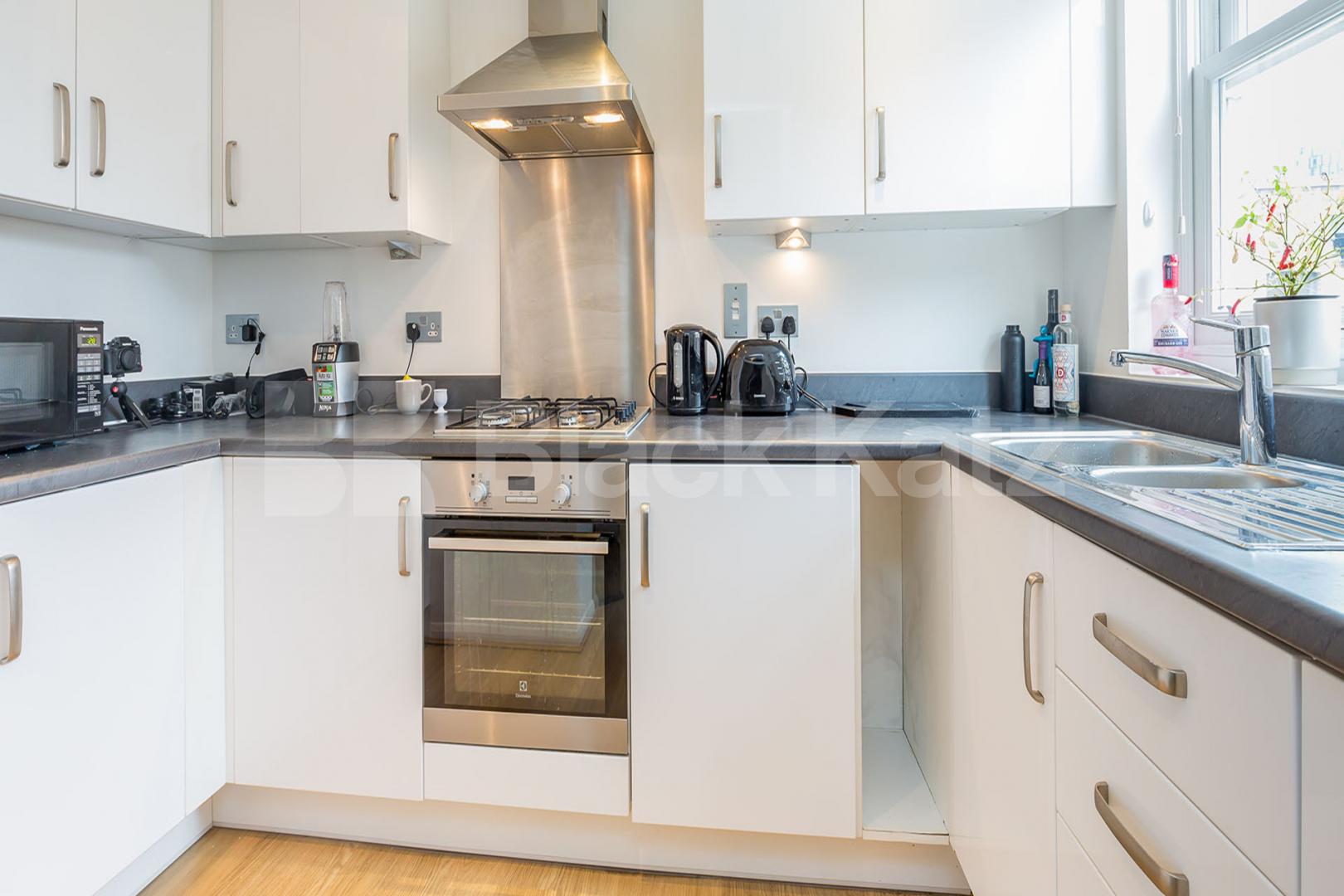 spacious 2 bedroom property located in zone 1 Kings cross Wharfdale Road, Kings Cross