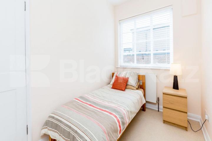 Beautiful split level 2 double bedroom property located minutes to Angel Station Chapel Market, N1, Angel