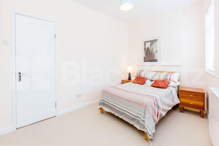 Beautiful split level 2 double bedroom property located minutes to Angel Station Chapel Market, N1, Angel