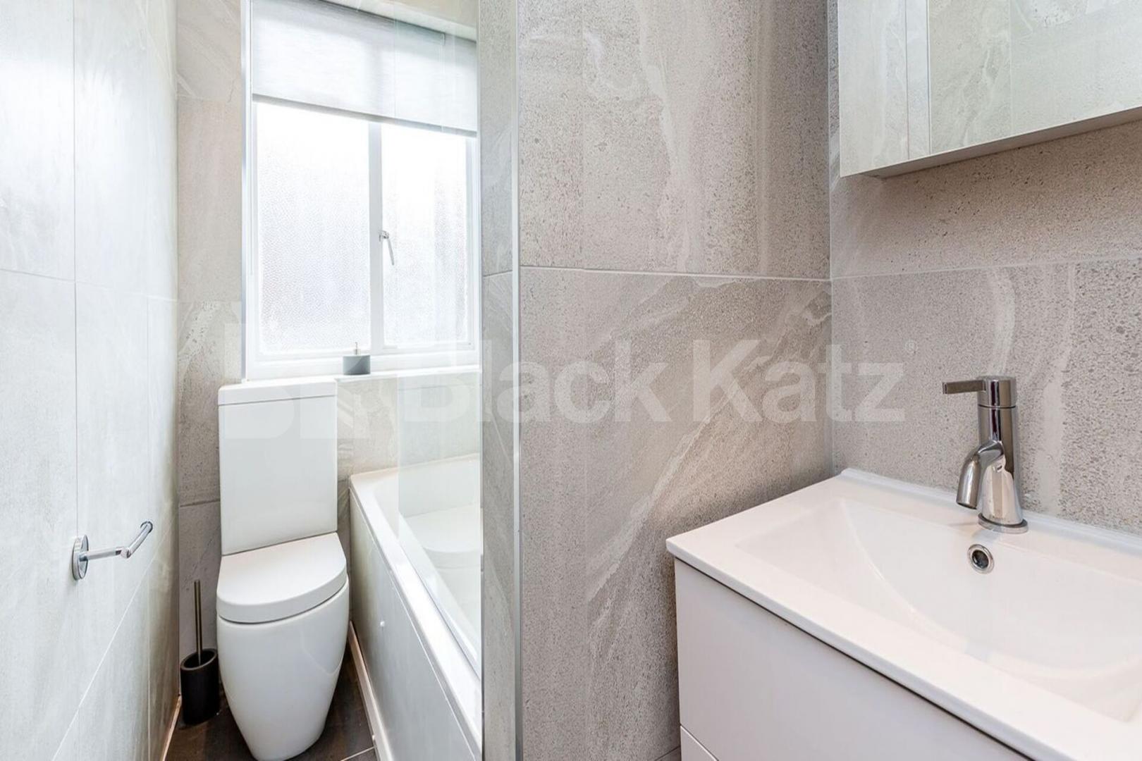 Beautiful split level 2 double bedroom property located minutes to Angel Station Chapel Market, N1, Angel