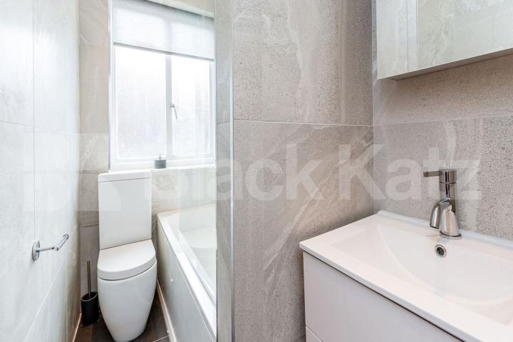 Beautiful split level 2 double bedroom property located minutes to Angel Station Chapel Market, N1, Angel