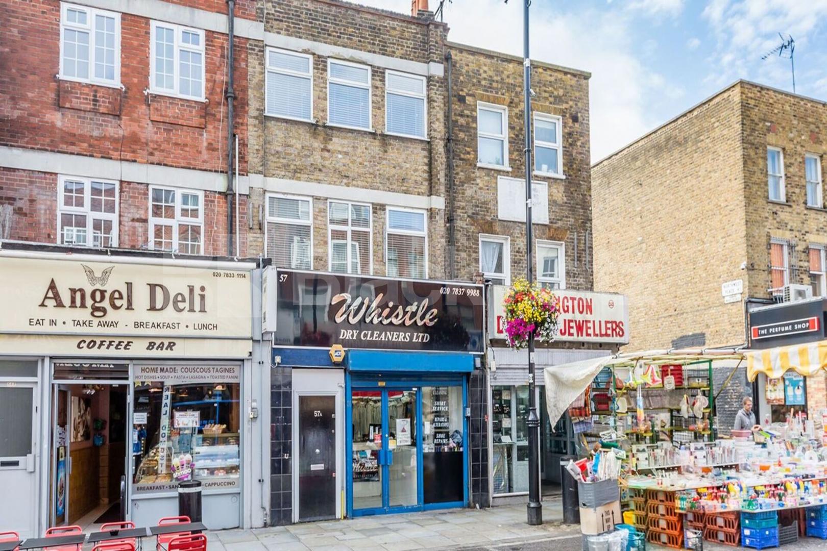 Beautiful split level 2 double bedroom property located minutes to Angel Station Chapel Market, N1, Angel