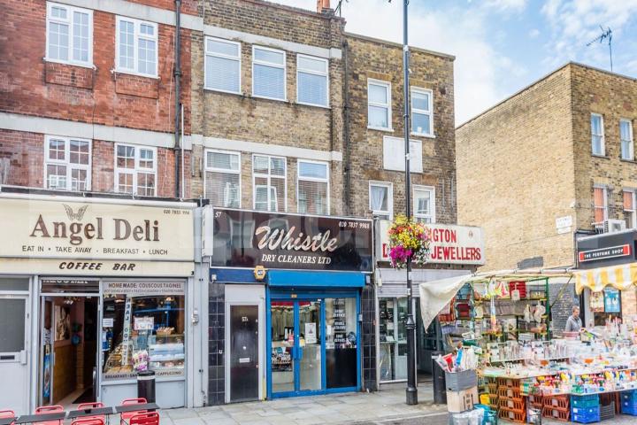 Beautiful split level 2 double bedroom property located minutes to Angel Station Chapel Market, N1, Angel