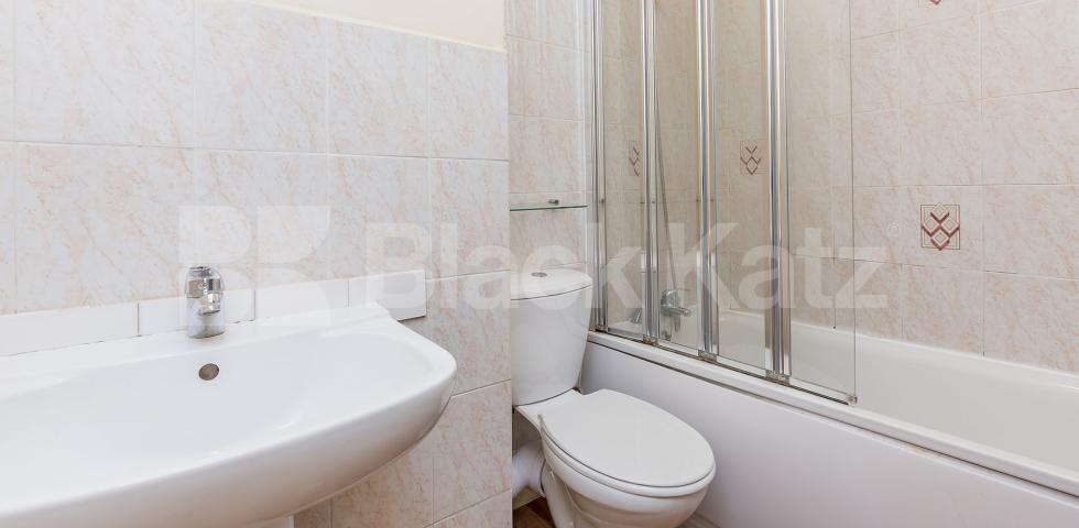 			NEW INSTRUCTION!, 2 Bedroom, 1 bath, 1 reception Flat			 Park Road , Crouch End 