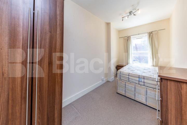 Located In only a 5 minute walk to Angel Station and the vibrant Upper Street Chapel Market, Angel