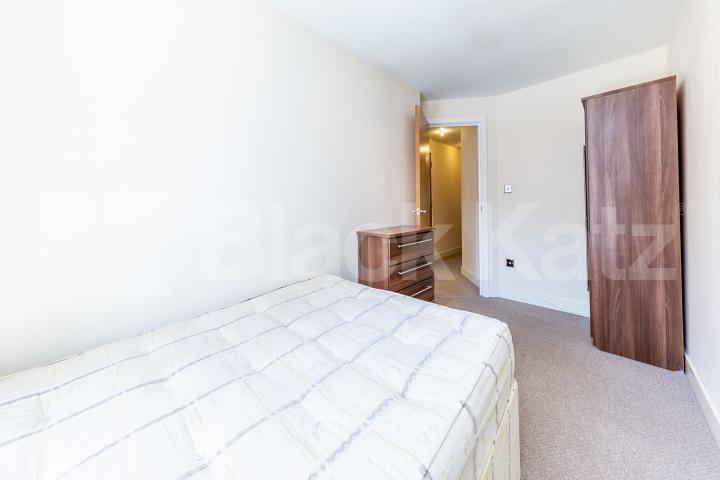 Located In only a 5 minute walk to Angel Station and the vibrant Upper Street Chapel Market, Angel