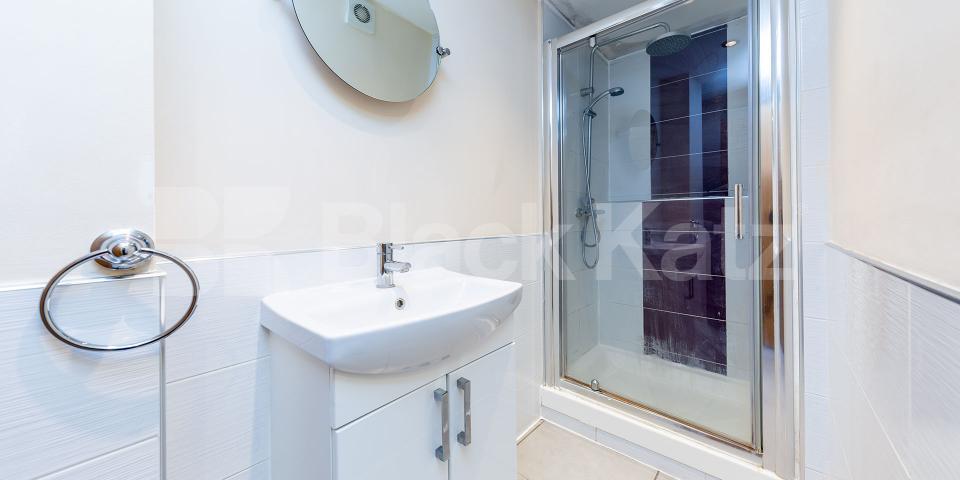 Located In only a 5 minute walk to Angel Station and the vibrant Upper Street Chapel Market, Angel