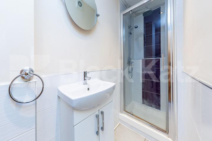 Located In only a 5 minute walk to Angel Station and the vibrant Upper Street Chapel Market, Angel