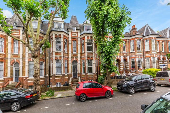 located on a sought after road in highbury is this beautiful 3 bedroom property Northolme Road, Highbury N5