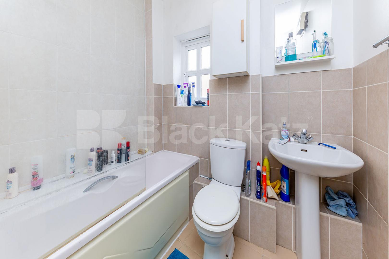 2 bedroom apartment located in a gated development in the popular Bethnal Green Fuller Close , Bethnal Green 