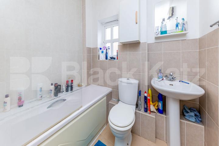 2 bedroom apartment located in a gated development in the popular Bethnal Green Fuller Close , Bethnal Green 