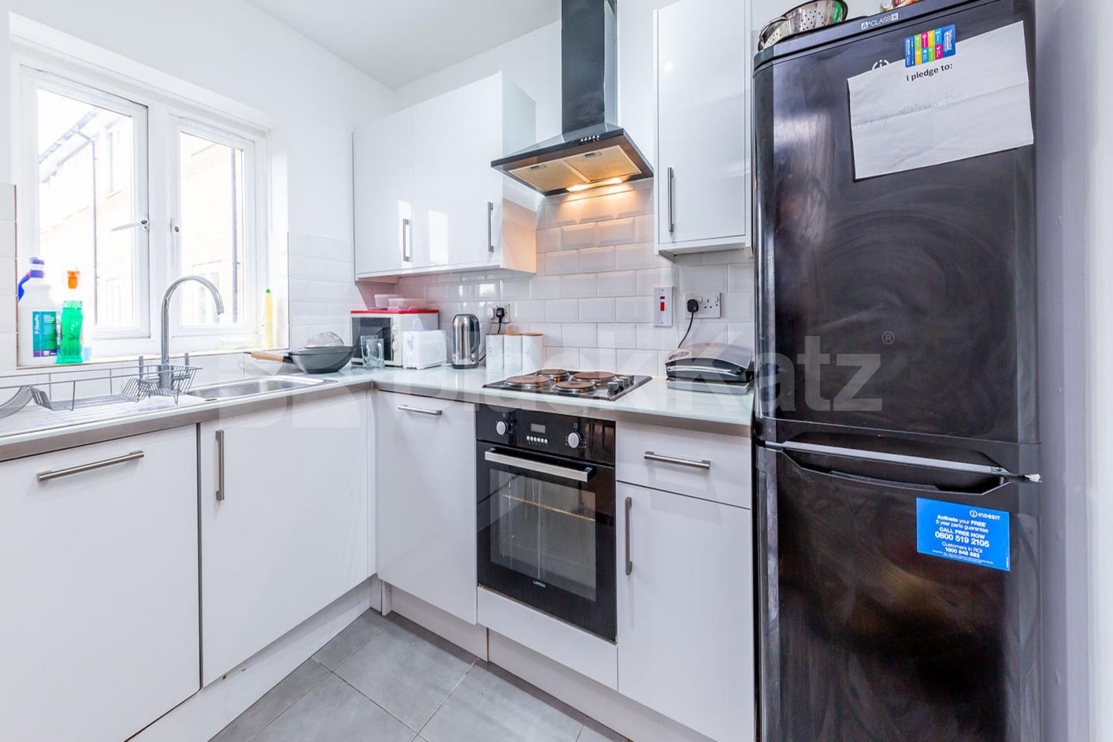 2 bedroom apartment located in a gated development in the popular Bethnal Green Fuller Close , Bethnal Green 
