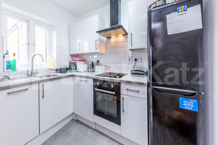 2 bedroom apartment located in a gated development in the popular Bethnal Green Fuller Close , Bethnal Green 
