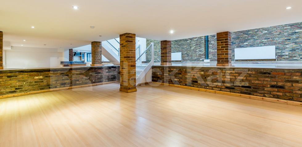 			STUNNING WAREHOUSE CONVERSION, 1 Bedroom, 1 bath, 1 reception Flat			 BRITANNIA LOFTS-BANNER STREET, CLERKENWELL-OLD STREET-SHOREDITCH