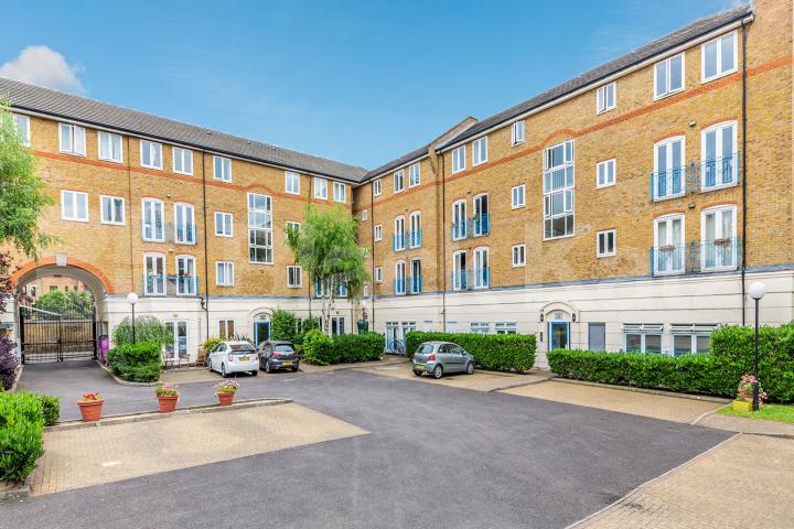 2 bedroom apartment located in a gated development in the popular Bethnal Green Fuller Close , Bethnal Green 