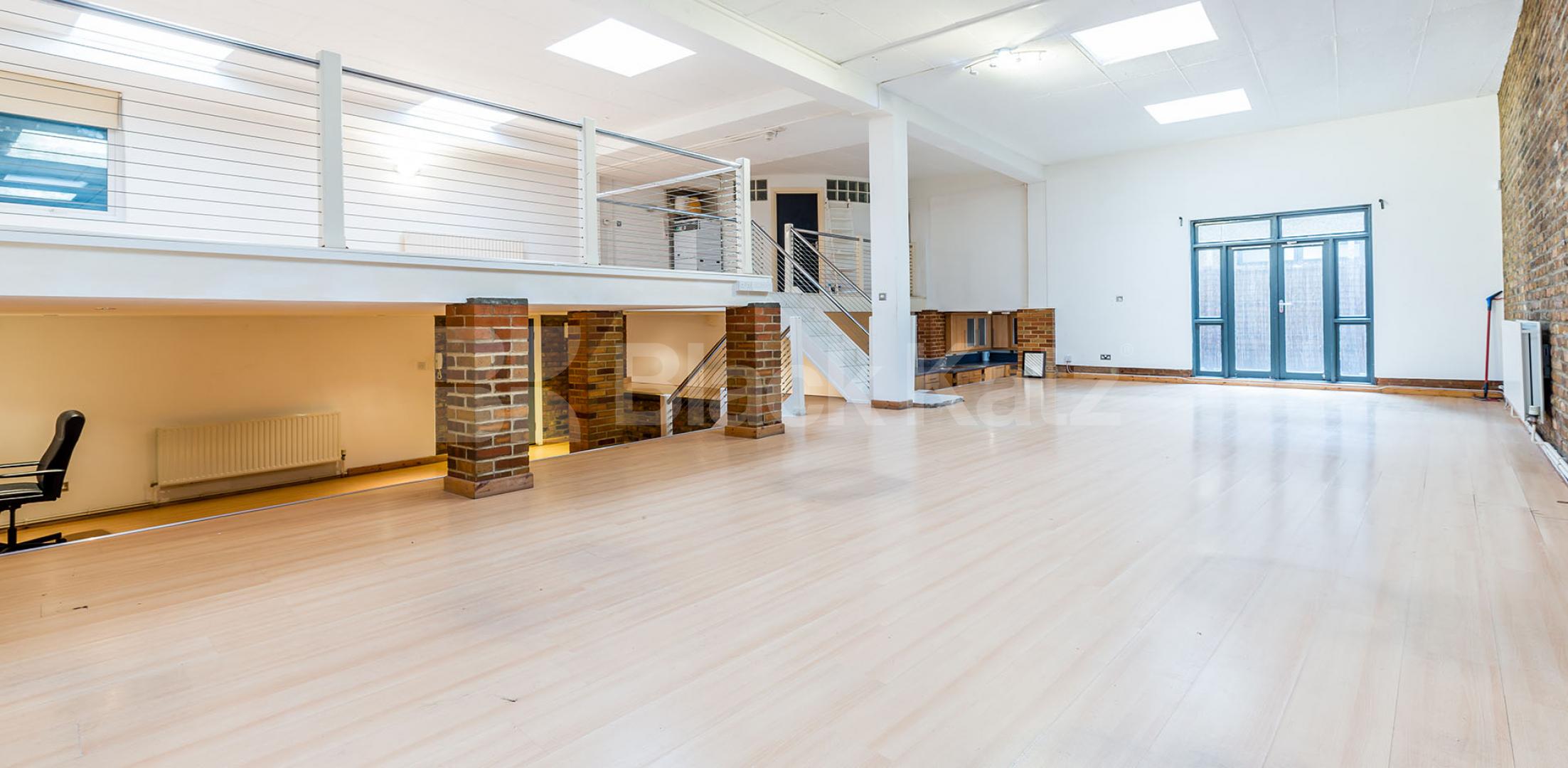 			STUNNING WAREHOUSE CONVERSION, 1 Bedroom, 1 bath, 1 reception Flat			 BRITANNIA LOFTS-BANNER STREET, CLERKENWELL-OLD STREET-SHOREDITCH