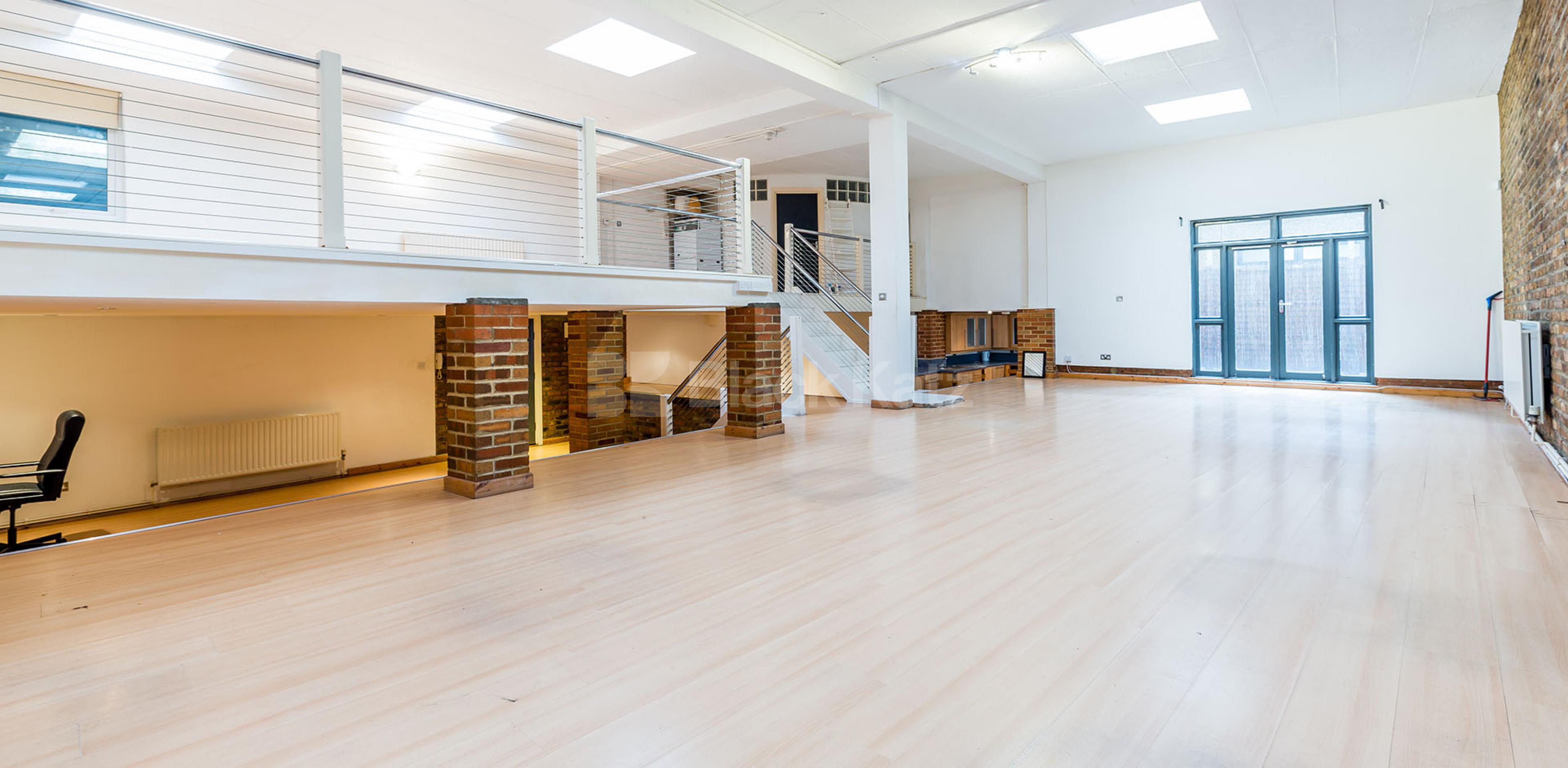 			STUNNING WAREHOUSE CONVERSION, 1 Bedroom, 1 bath, 1 reception Flat			 BRITANNIA LOFTS-BANNER STREET, CLERKENWELL-OLD STREET-SHOREDITCH EC1Y