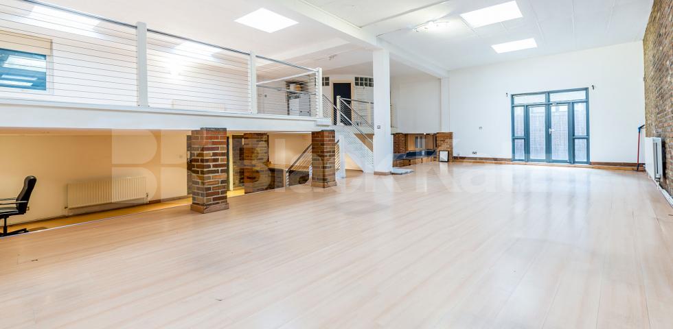 			STUNNING WAREHOUSE CONVERSION, 1 Bedroom, 1 bath, 1 reception Flat			 BRITANNIA LOFTS-BANNER STREET, CLERKENWELL-OLD STREET-SHOREDITCH