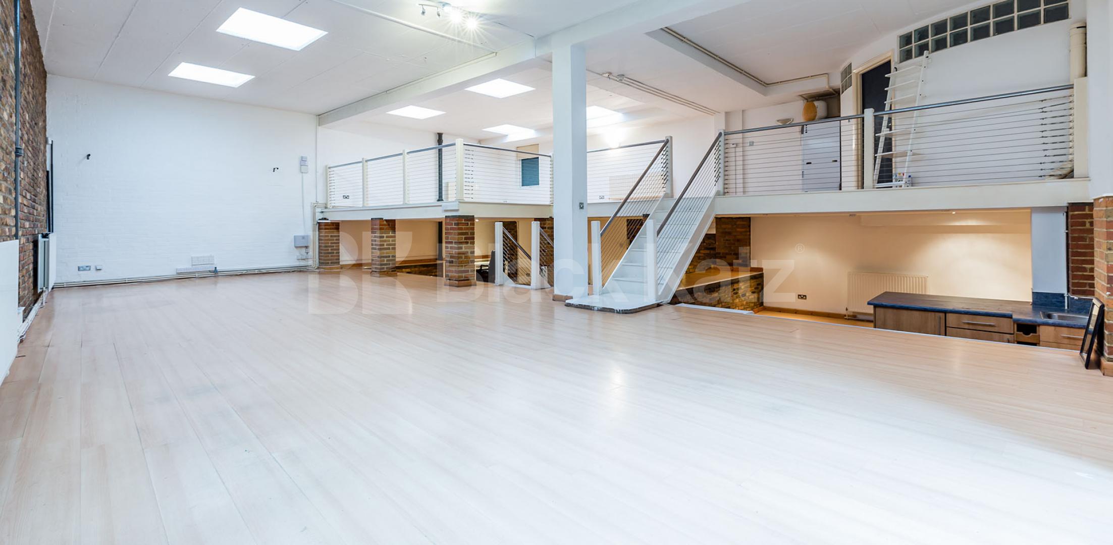 			STUNNING WAREHOUSE CONVERSION, 1 Bedroom, 1 bath, 1 reception Flat			 BRITANNIA LOFTS-BANNER STREET, CLERKENWELL-OLD STREET-SHOREDITCH