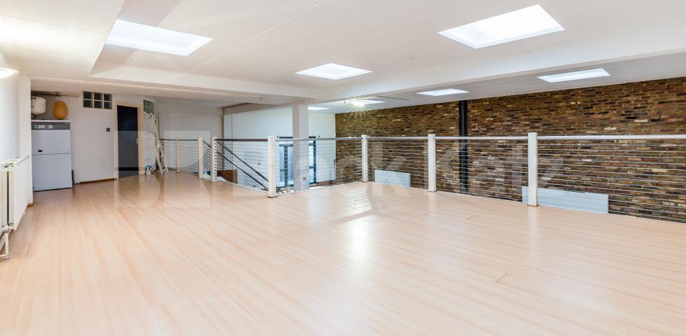 			STUNNING WAREHOUSE CONVERSION, 1 Bedroom, 1 bath, 1 reception Flat			 BRITANNIA LOFTS-BANNER STREET, CLERKENWELL-OLD STREET-SHOREDITCH