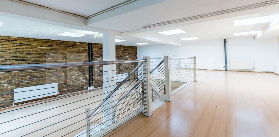 			STUNNING WAREHOUSE CONVERSION, 1 Bedroom, 1 bath, 1 reception Flat			 BRITANNIA LOFTS-BANNER STREET, CLERKENWELL-OLD STREET-SHOREDITCH