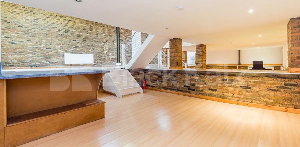 			STUNNING WAREHOUSE CONVERSION, 1 Bedroom, 1 bath, 1 reception Flat			 BRITANNIA LOFTS-BANNER STREET, CLERKENWELL-OLD STREET-SHOREDITCH