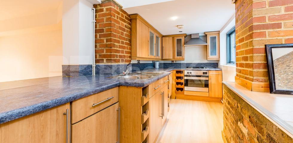 			STUNNING WAREHOUSE CONVERSION, 1 Bedroom, 1 bath, 1 reception Flat			 BRITANNIA LOFTS-BANNER STREET, CLERKENWELL-OLD STREET-SHOREDITCH