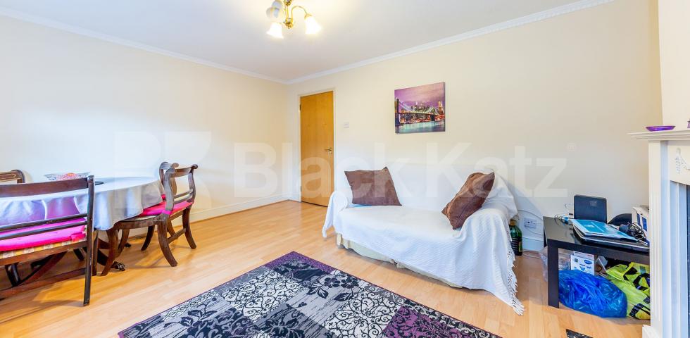 			LARGE 2 BEDROOM FLAT , 2 Bedroom, 1 bath, 1 reception Flat			 Halton Road, Angel/Cannonbury