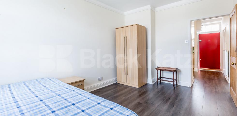 			PERFECT FOR 3 SHARERS!, 2 Bedroom, 1 bath, 1 reception Flat			 Maygood Street, ANGEL-KINGS CROSS