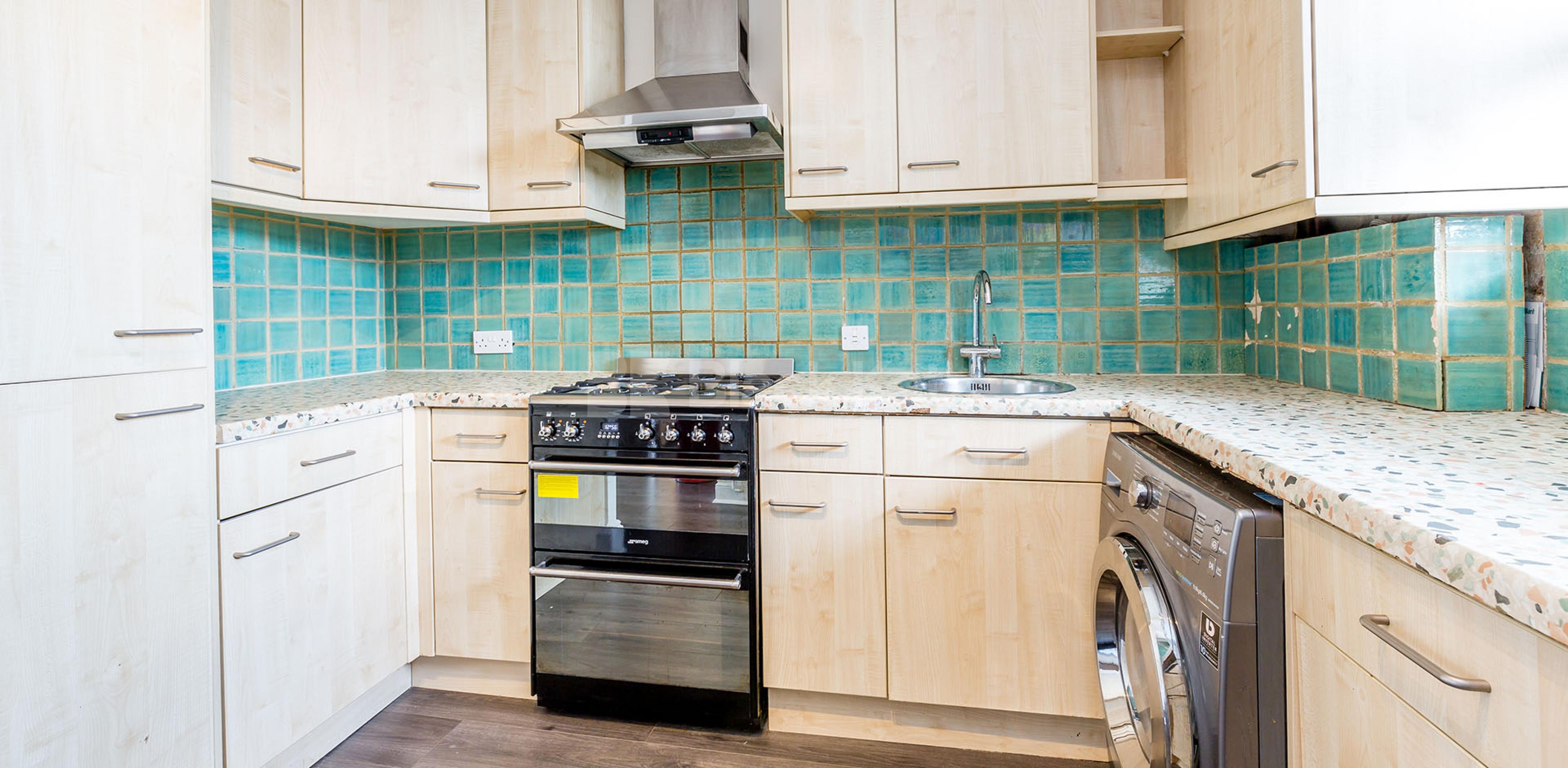 			PERFECT FOR 3 SHARERS!, 2 Bedroom, 1 bath, 1 reception Flat			 Maygood Street, ANGEL-KINGS CROSS N1