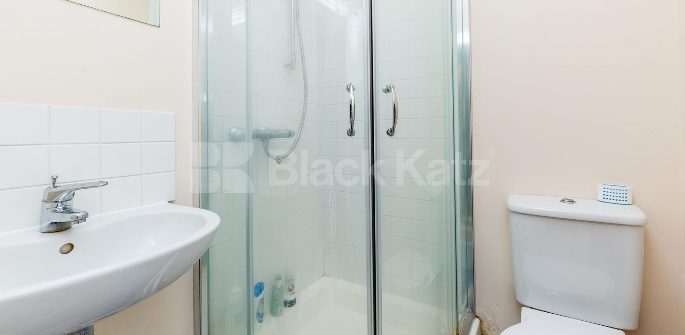 			SPACIOUS STUDIO WITH ROOF TERRACE, Studio Apartment, 1 bath, 1 reception Flat			 Chapel Market, ANGEL-ISLINGTON