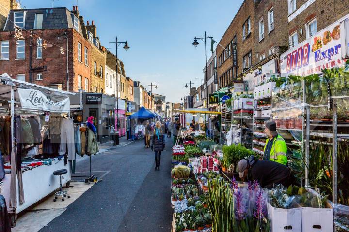Located in a zone 1 area and walking distance to kings cross  Chapel Market, Angel