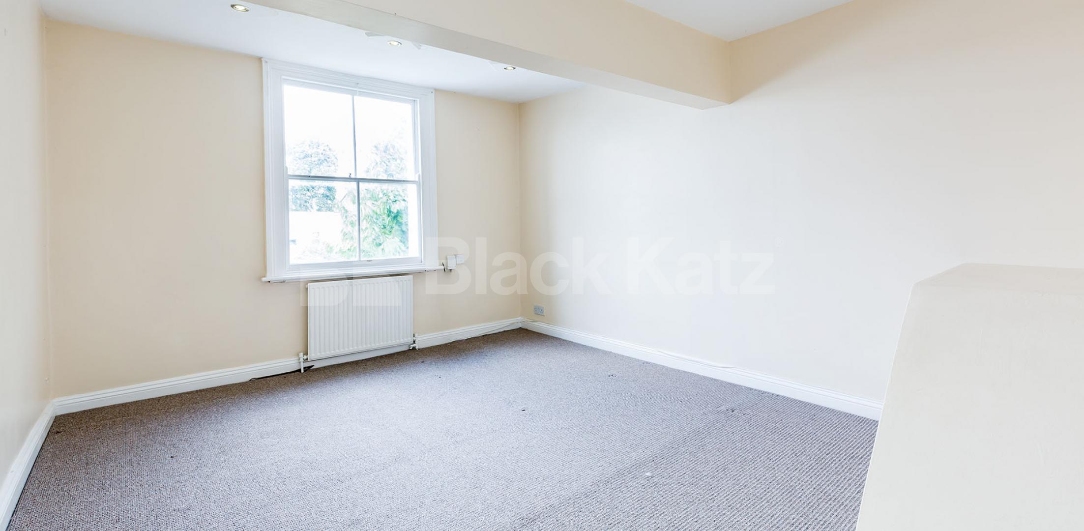 			LOUNGE CONVERT - PERFECT FOR 3 SHARERS!, 2 Bedroom, 1 bath, 1 reception Maisonette			 Osbaldeston Road, STOKE NEWINGTON-STAMFORD HILL