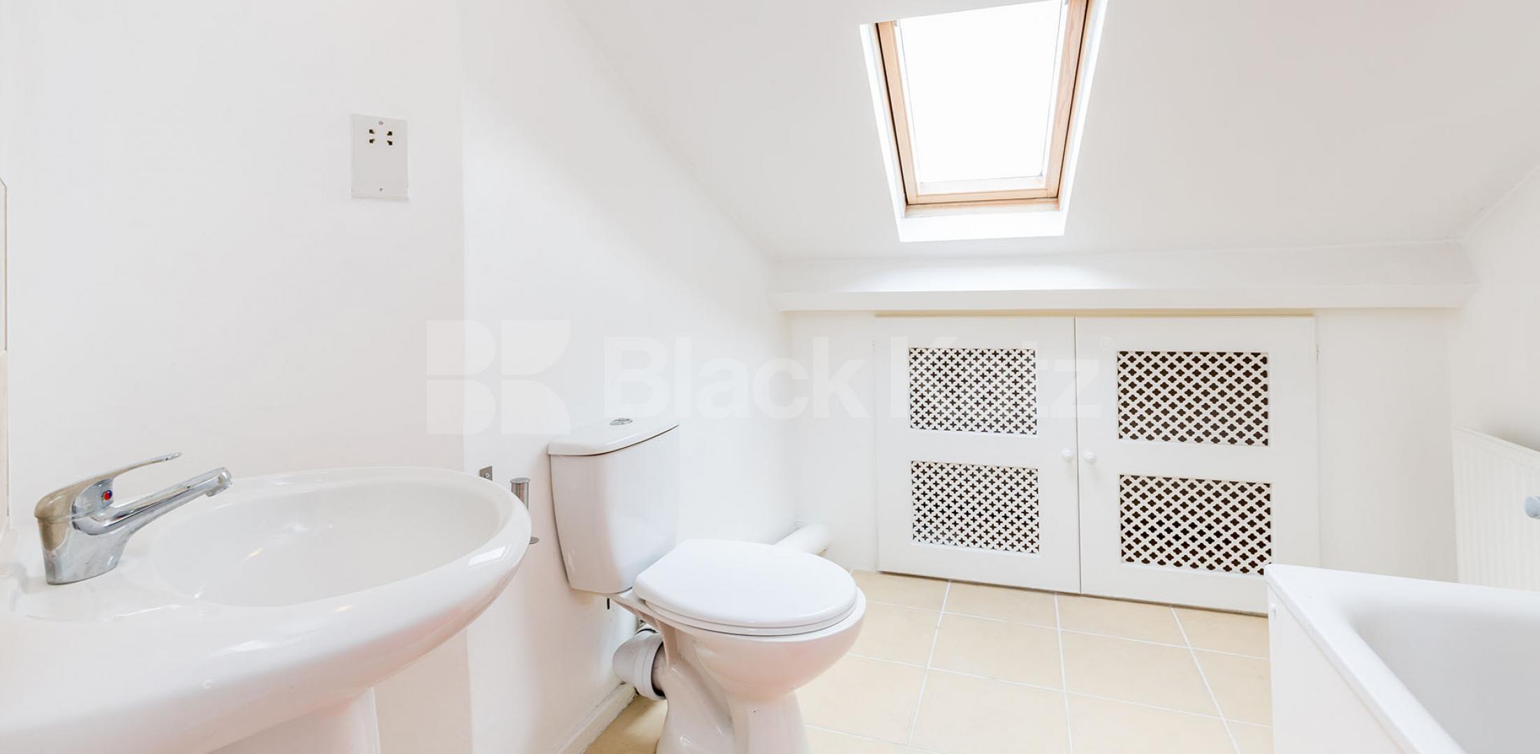 			LOUNGE CONVERT - PERFECT FOR 3 SHARERS!, 2 Bedroom, 1 bath, 1 reception Maisonette			 Osbaldeston Road, STOKE NEWINGTON-STAMFORD HILL