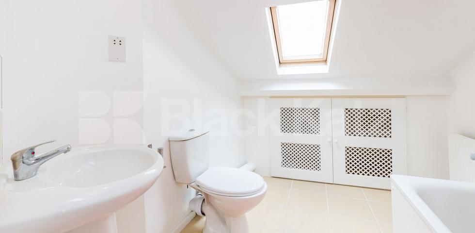 			LOUNGE CONVERT - PERFECT FOR 3 SHARERS!, 2 Bedroom, 1 bath, 1 reception Maisonette			 Osbaldeston Road, STOKE NEWINGTON-STAMFORD HILL