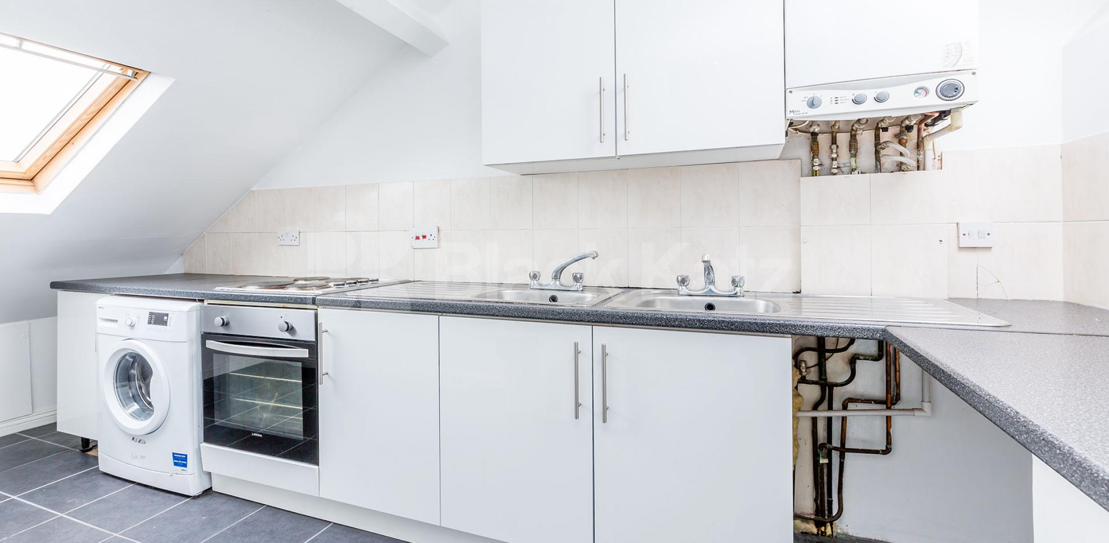 			LOUNGE CONVERT - PERFECT FOR 3 SHARERS!, 2 Bedroom, 1 bath, 1 reception Maisonette			 Osbaldeston Road, STOKE NEWINGTON-STAMFORD HILL