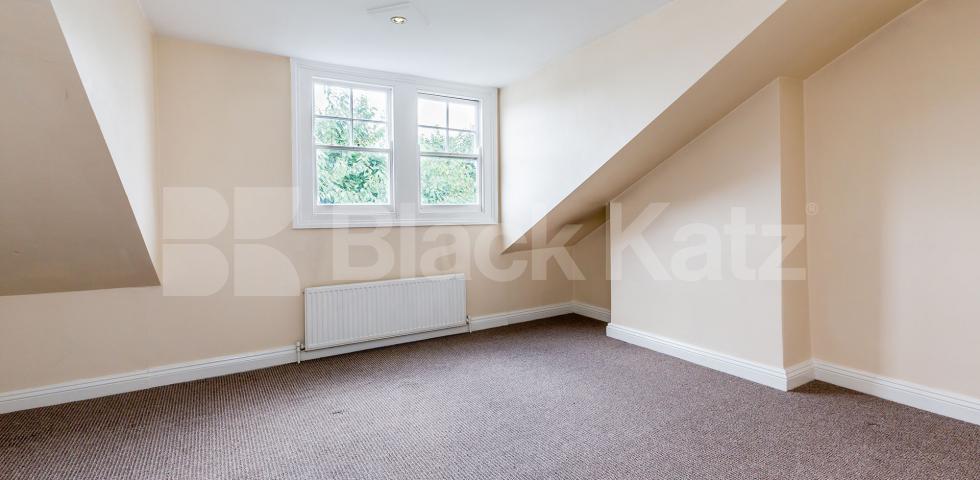 			LOUNGE CONVERT - PERFECT FOR 3 SHARERS!, 2 Bedroom, 1 bath, 1 reception Maisonette			 Osbaldeston Road, STOKE NEWINGTON-STAMFORD HILL