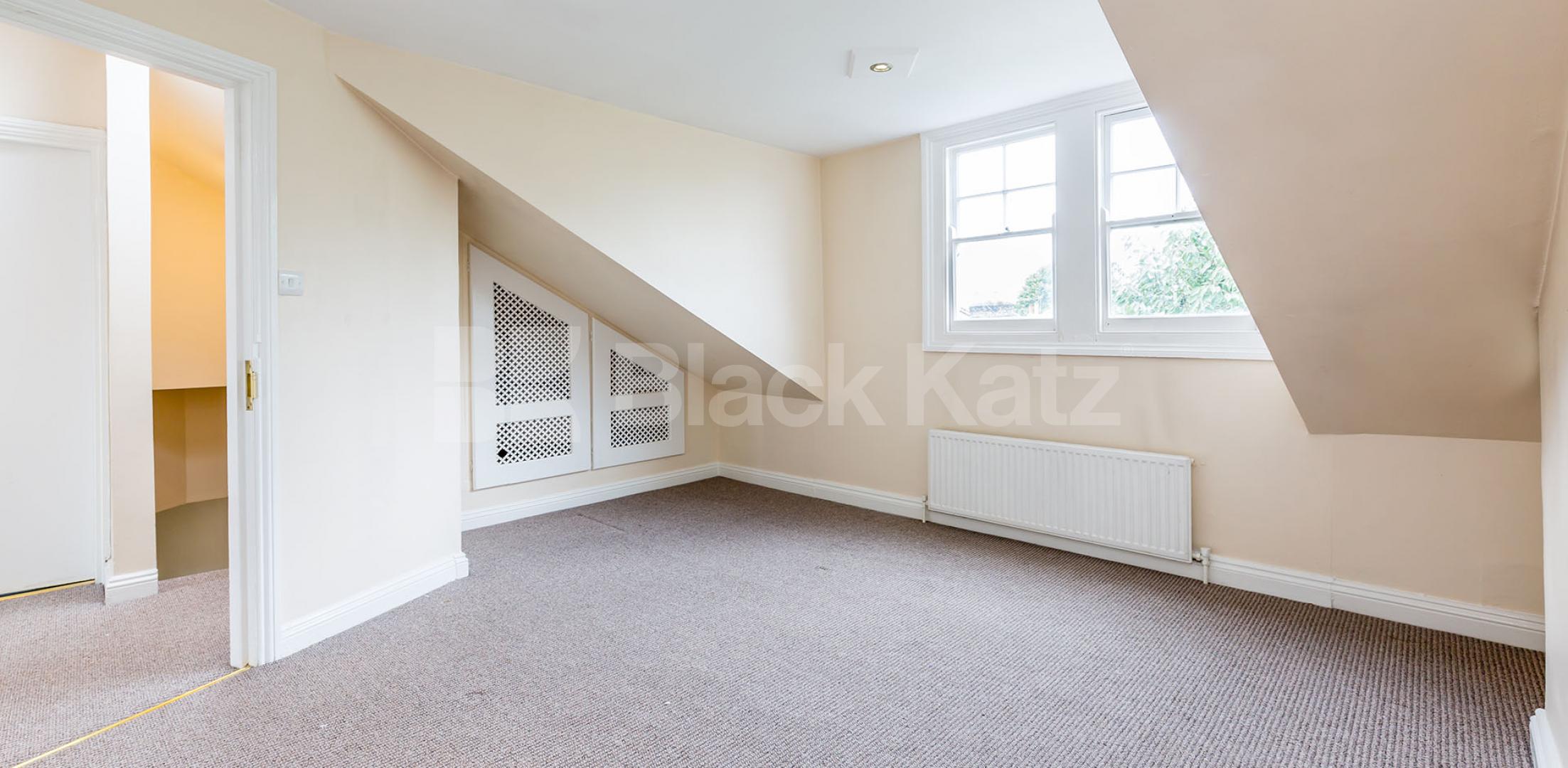 			LOUNGE CONVERT - PERFECT FOR 3 SHARERS!, 2 Bedroom, 1 bath, 1 reception Maisonette			 Osbaldeston Road, STOKE NEWINGTON-STAMFORD HILL
