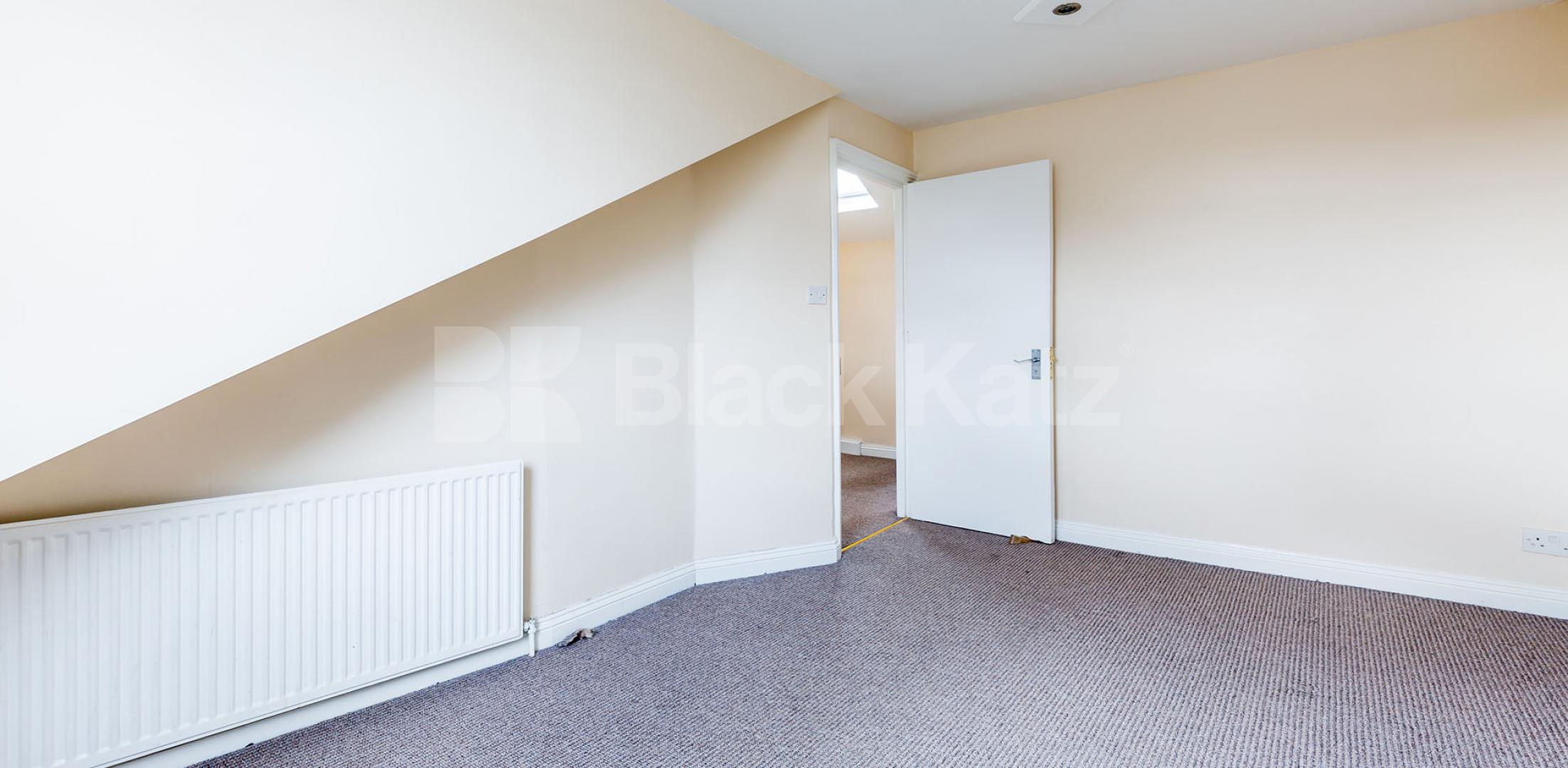 			LOUNGE CONVERT - PERFECT FOR 3 SHARERS!, 2 Bedroom, 1 bath, 1 reception Maisonette			 Osbaldeston Road, STOKE NEWINGTON-STAMFORD HILL