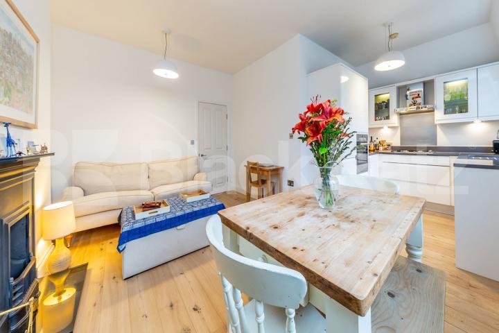 Beautifully 2 bedroom property location a minute walk to Piccadilly line Station Hillmarton Road N7, Hillmarton Conservation Area 