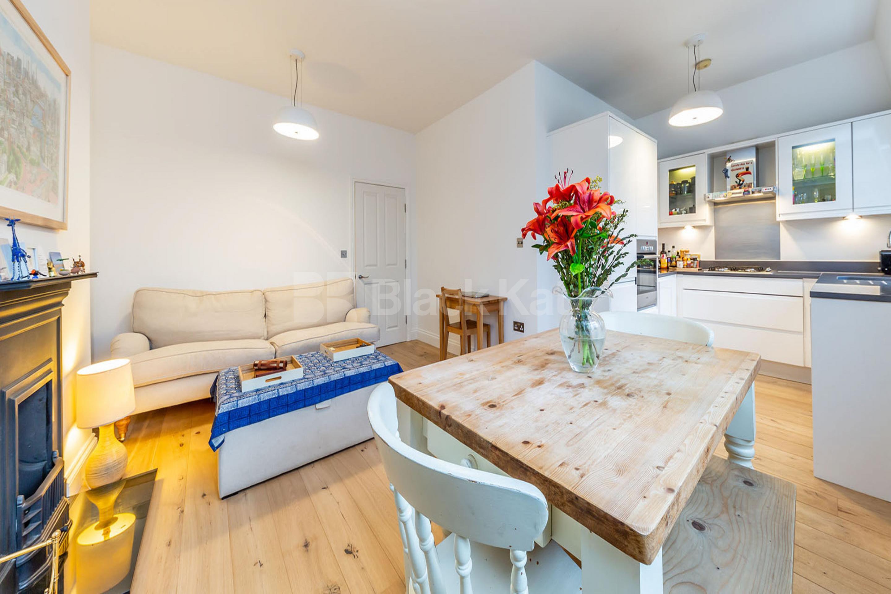 Beautifully 2 bedroom property location a minute walk to Piccadilly line Station Hillmarton Road , Hillmarton Conservation Area  N7
