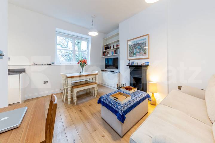 Beautifully 2 bedroom property location a minute walk to Piccadilly line Station Hillmarton Road , Hillmarton Conservation Area 