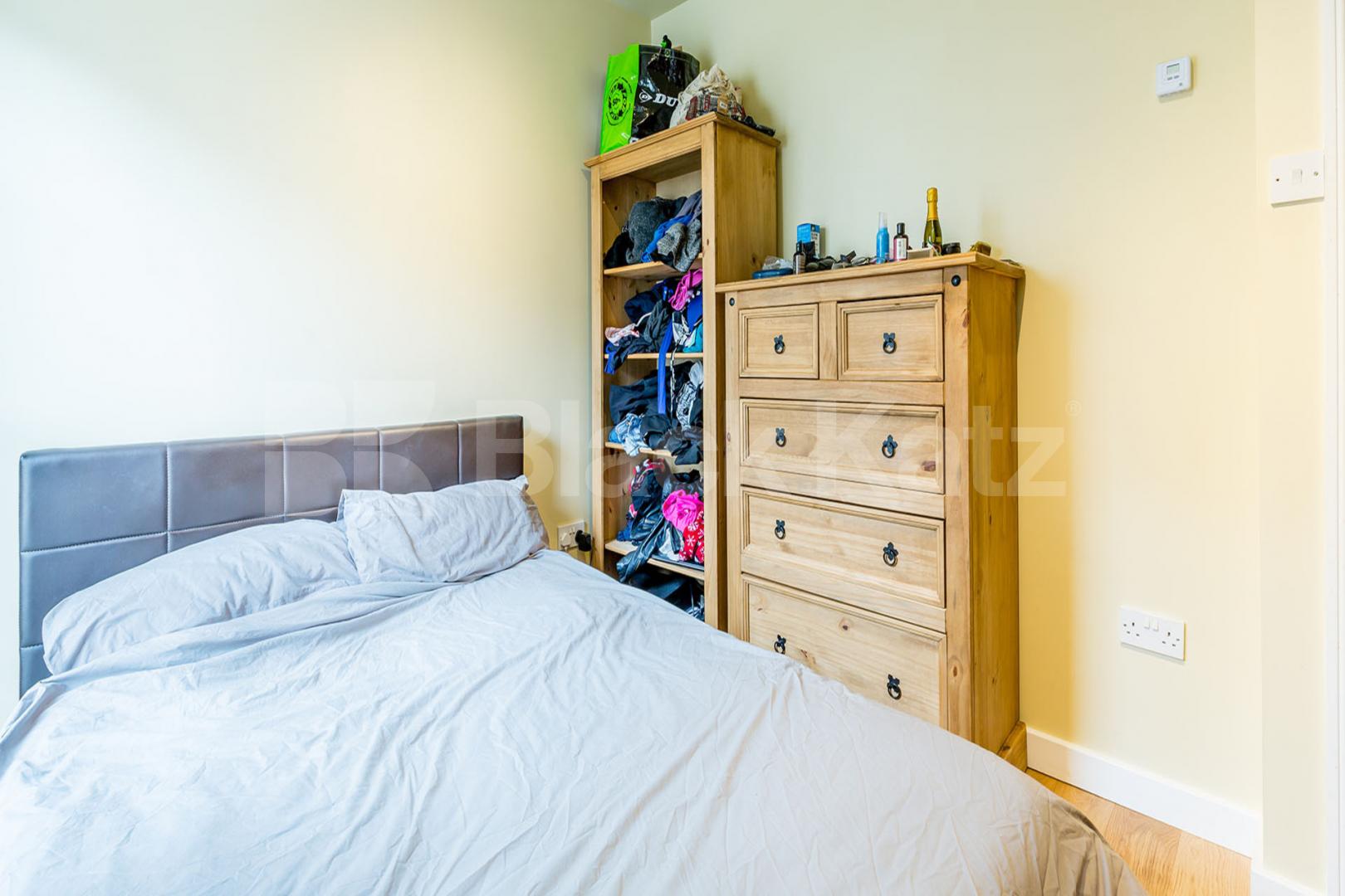 Located on the cusp of Angel & Clerkenwell is this cosy 1 bedrorom Paget Street, Angel / Clerkenwell