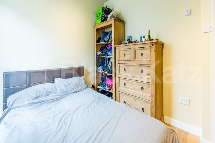 Located on the cusp of Angel & Clerkenwell is this cosy 1 bedrorom Paget Street, Angel / Clerkenwell