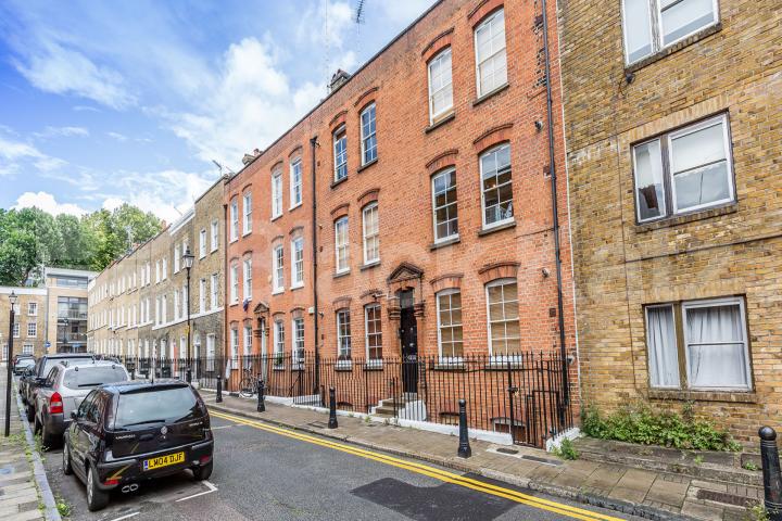 Located on the cusp of Angel & Clerkenwell is this cosy 1 bedrorom Paget Street, Angel / Clerkenwell